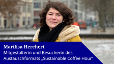 Foto von Marilisa Herchet, sie steht vor dem Rathaus und lächelt in die Kamera