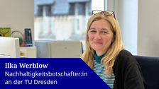 Foto von Ilka Werblow eine blonde Frau, sie sitzt am Schreibtisch und lächelt in die Kamera