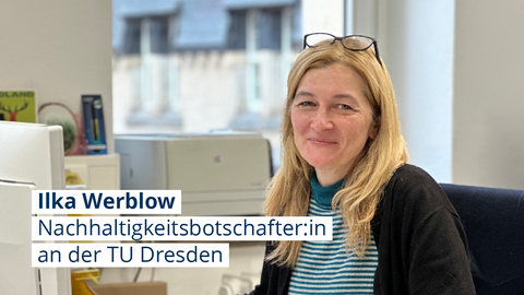 Foto von Ilka Werblow eine blonde Frau, sie sitzt am Schreibtisch und lächelt in die Kamera