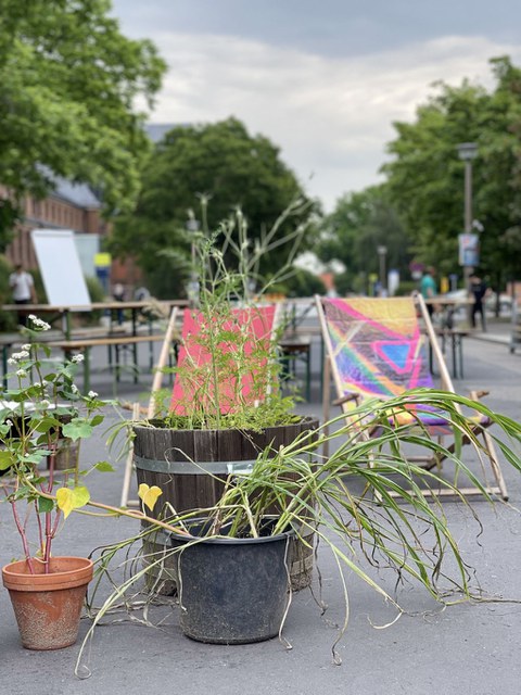 Zwei Liegestühle auf der Straße