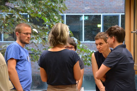 Menschen, die sich unterhalten