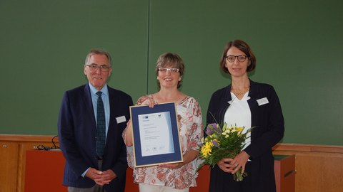 Urkundenübergabe zum 20 jährigen EMAS Jubiläum durch Dr. Andreas Sperl, IHK Präsident Sachsen an Kathrin Brömmer, Umweltmanagementbeauftragte der TU Dresden und Prof. Roswitha Böhm, Prorektorin für Universitätskultur (v.l.n.r.)