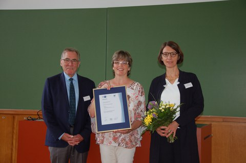 Urkundenübergabe zum 20 jährigen EMAS Jubiläum durch Dr. Andreas Sperl, IHK Präsident Sachsen an Kathrin Brömmer, Umweltmanagementbeauftragte der TU Dresden und Prof. Roswitha Böhm, Prorektorin für Universitätskultur (v.l.n.r.)