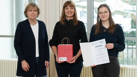 Kristin Fiedler und Valerie Uhlig bei der Preisverleihung