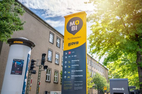 Stele des Mobilitätspunktes am Potthof-Bau