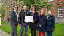AG Nachhaltigkeitstrategie vor Baum