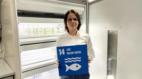 Dr. Marta Markiewicz mit Tafel von SDG 14