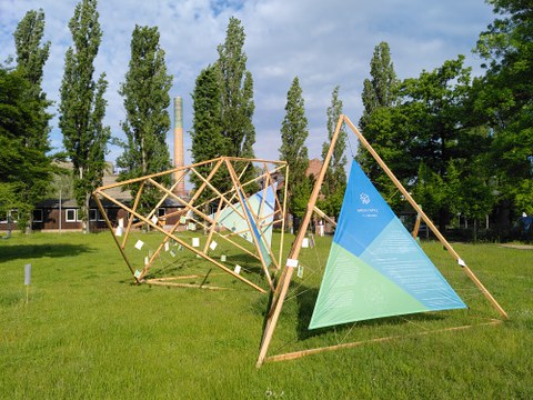 Installation zum Green Office mit Banner