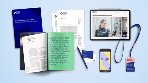 Collage mit mehreren Gegenständen im Design der TU Dresden - dazu zählen eine Broschüre, ein Brief, ein Bleistift, Visitenkarten sowie digitalen Geräten, auf denen Webseitenelemente der TUD abgebildet sind.