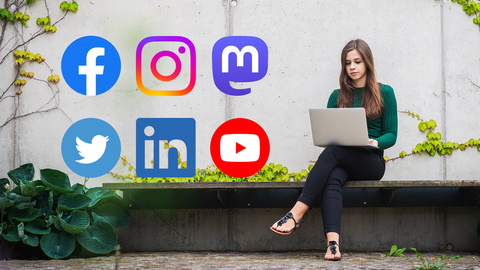 Foto einer Frau, die auf einer Bank vor einer Efeu begrünten Wand sitzt und an ihrem Laptop arbeitet. Das Bild enthält zudem die Logos der Plattformen Facebook, Instagram, Mastodon, Twitter, LinkedIn und YouTube.
