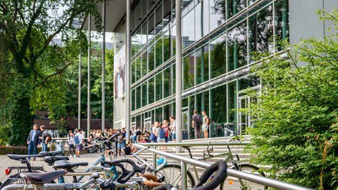 Foto von Fahrrädern vor dem Hörsaalzentrum