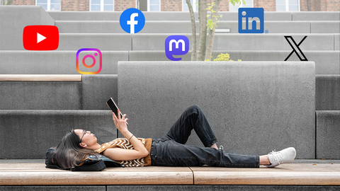 Foto einer Frau, die mit einem Tablet in der Hand, auf einer Bank liegt. Über ihr sind Icons bekannter Social-Media-Plattformen eingeblendet.