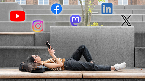 Foto einer Frau, die mit einem Tablet in der Hand, auf einer Bank liegt. Über ihr sind Icons bekannter Social-Media-Plattformen eingeblendet.