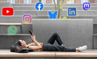 Foto einer Frau, die mit einem Tablet in der Hand, auf einer Bank liegt. Über ihr sind Icons bekannter Social-Media-Plattformen eingeblendet.