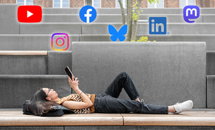 Foto einer Frau, die mit einem Tablet in der Hand, auf einer Bank liegt. Über ihr sind Icons bekannter Social-Media-Plattformen eingeblendet.