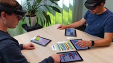Forschende des Interactive Media Lab Dresden der Fakultät Informatik  analysieren Daten in einer immersiven Mixed-Reality-Anwendung. In diesem  Forschungsprojekt wird die Kombination klassischer Mobilgeräte mit neuartiger  Augmented-Reality-Technologie zur Datenvisualisierung untersucht.