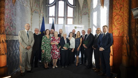 Ministerpräsident Michael Kretschmer verleiht 13 Persönlichkeiten Verdienstorden des Freistaates Sachsen - Gruppenbild,