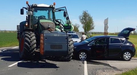 Unfall zwischen einem Traktor und einem PKW.