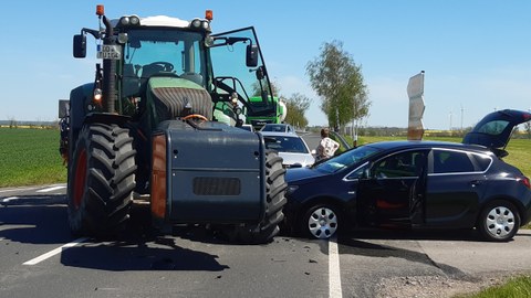 Unfall zwischen einem Traktor und einem PKW.