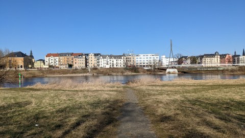 Blick über die Elbe auf Häuserzeile