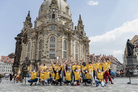 Gruppe junger Menschen in gelben T-Shirts vor der Dresdner Frauenkirche