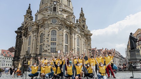 Gruppe junger Menschen in gelben T-Shirts vor der Dresdner Frauenkirche