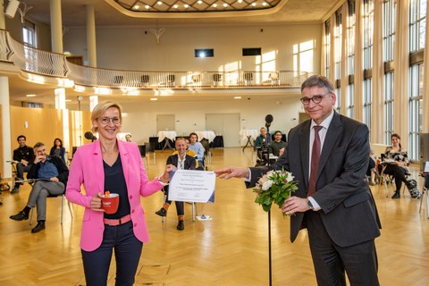 Auf dem Foto ist Dr. Anna Martius stellvertretend für das Boysen-TU Dresden-Graduiertenkolleg und Prof. Tetzlaff zu sehen.