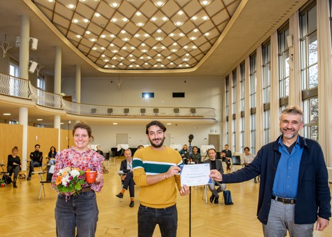 Auf dem Foto sind Vertreter der Initiative „Start with a Friend“ mit Prof. Kobel zu sehen.