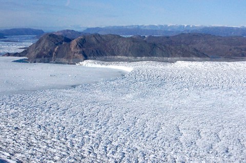 Blick auf eine Schneelandschaft, im Hintergrund eine vereiste Bucht und Felsten.