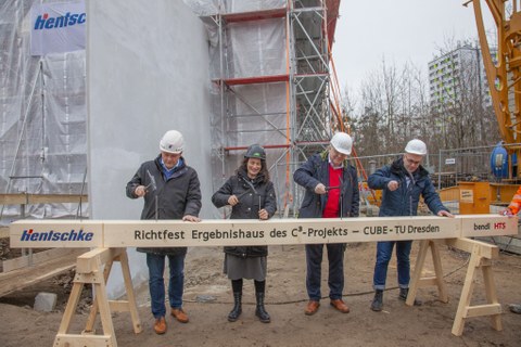 Symbolic hammering in of the carpenter's nails at the topping-out ceremony (from left to right): Jens Kretzschmar, Marén Kupke, Manfred Curbach, Ludwig Pickert. 