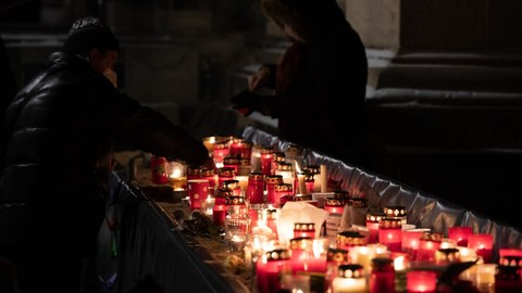 Kerzen zum Gedenken an der Kreuzkirche am 13. Februar 2021