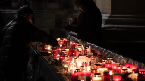 Kerzen zum Gedenken an der Kreuzkirche am 13. Februar 2021