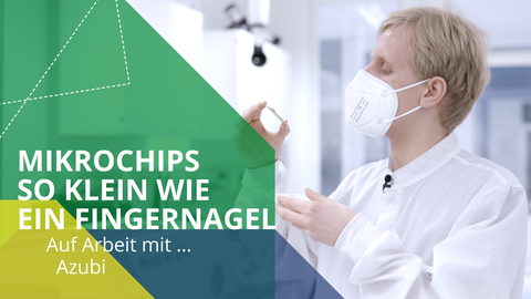 Fotoaufnahme eines Mannes in einem weißen Kittel und mit einem Mundschutz, der in seiner rechten Hand eine Leiterplatte hält und sich diese genau anschaut. Das Bild enthält eine Grafik mit folgendem Text: Mikrochips so klein wie ein Fingernagel. Auf Arbeit mit ... Azubi