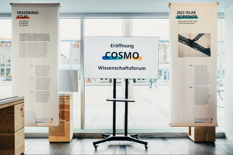 Aufsteller "Eröffnung COSMO Wissenschaftsausstellung