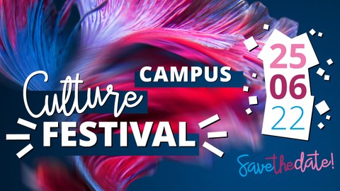 Auf blauem Grund eine geschwungene Feder in Rottönen, darauf der Schriftzug Campus Culture Festival, 25.06.2022, Save the Date
