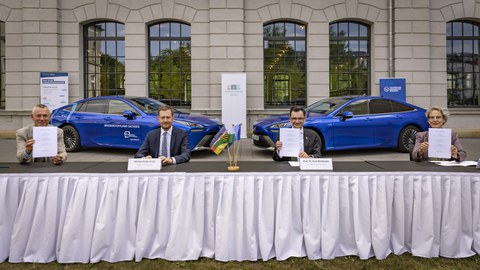 Am 10. August 2022 unterzeichneten im Beisein des Sächsischen Ministerpräsidenten Michael Kretschmer (2.v.l.) der Rektor der TU Chemnitz, Prof. Dr. Gerd Strohmeier (2.v.r.), die Rektorin der TU Dresden, Prof.in Dr. Ursula M. Staudinger, und der Prorektor für Forschung und Transfer der TU Bergakademie Freiberg, Prof. Dr. Jörg Matschullat, das Memorandum of Understanding zur Bildung der "Sächsischen Wasserstoffunion".