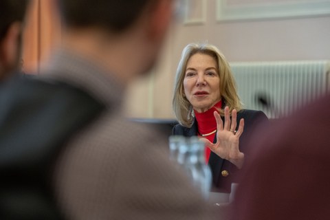 Dr. Amy Gutmann, US-Botschafterin in der Bundesrepublik Deutschland, im Gespräch mit Studierenden der TU Dresden.