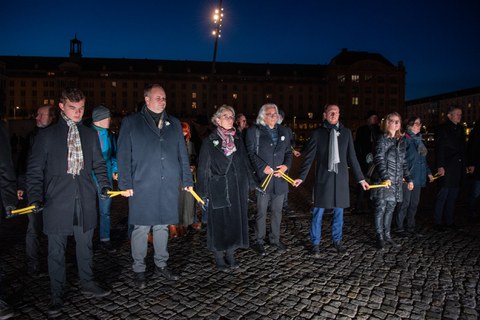 13. Februar 2022 Menschenkette mit Hilbert, Staudinger, Kretschmer