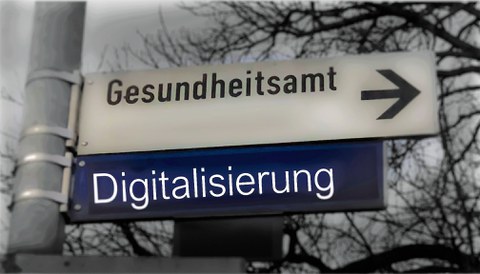 Straßenschild, oben mit Pfeil nach rechts zum "Gesundheitsamt", darunter "Digitalisierung"