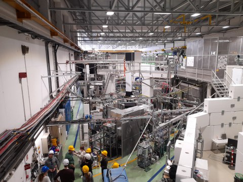 Blick in eine Halle voller technischer Geräte und Kabel