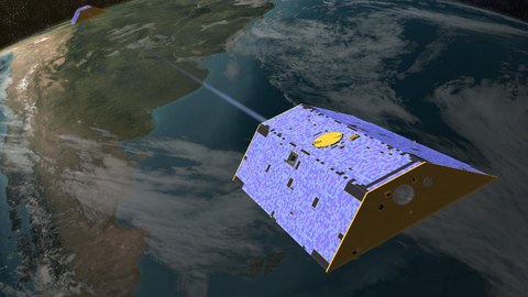 Künstlerische Darstellung eines blauen Satelliten, der über die Erde fliegt, von oben gesehen.