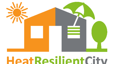 Grafik eines Hauses mit spitzem Dach, rechte Hälfte Grau mit einem grünen Sonnenschirm auf dem Dach, links orange mit einer Sonne darüber, rechts ein Baum. Darunter der Schriftzug "HeatResilientCity". 