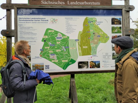 Forstbotanischer Garten_Prof. Andreas Roloff mit Staatsminister Wolfram Günther 