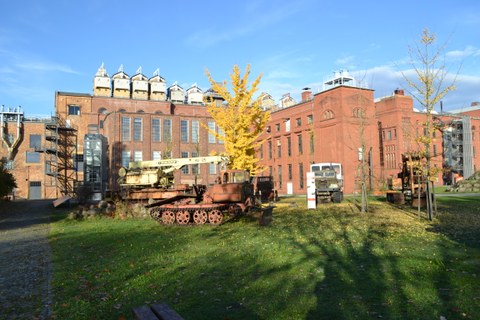 Eine alte Fabrik aus rotem Backstein.