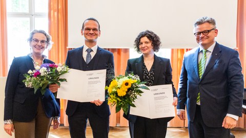 Prof. Ursula M. Staudinger und Burkhard von der Osten mit den beiden Preisträger:innen der Dissertationspreise, Dr. Matthias Geyer und Dr. Elisabeth Ansel.