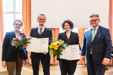 Prof. Ursula M. Staudinger und Burkhard von der Osten mit den beiden Preisträger:innen der Dissertationspreise, Dr. Matthias Geyer und Dr. Elisabeth Ansel.