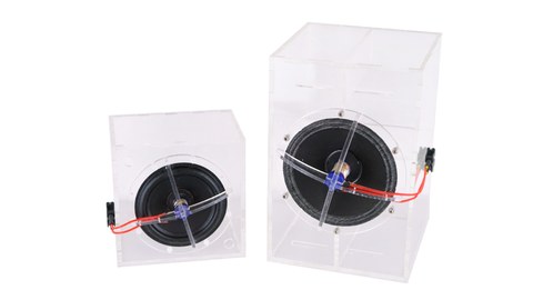 Zwei Lautsprecher aus transparentem Material