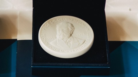 Medaille aus Meißner Porzellan mit dem Profil von Georg Helm