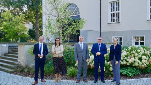 Unterzeichnung MoU Universität Wroclaw mit Peter Rosenbaum, International Office TUD, Vize-Rektorin UW Dr. Patrycja Matusz, Prof. Roland Tetzlaff, CTIO TUD, Prof. Dr. Przemysław Wiszewski, Rektor UW und Prof. Ursula M. Staudinger, Rektorin TUD (v.l.n.r.).