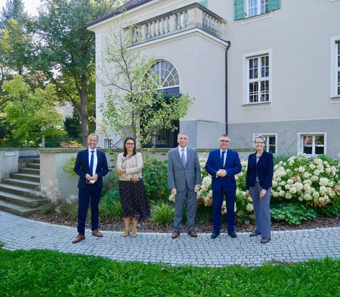 Unterzeichnung MoU Universität Wroclaw mit Peter Rosenbaum, International Office TUD, Vize-Rektorin UW Dr. Patrycja Matusz, Prof. Roland Tetzlaff, CTIO TUD, Prof. Dr. Przemysław Wiszewski, Rektor UW und Prof. Ursula M. Staudinger, Rektorin TUD (v.l.n.r.).